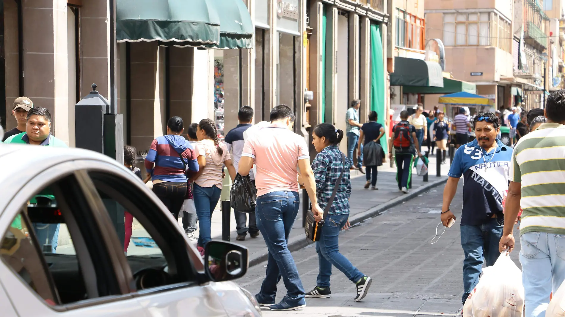 PEATONES PROVOCANCAOS AL CAMINAR SIN CUIDADO ALGUNO